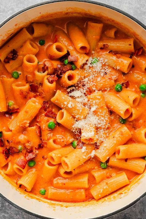 This spicy rigatoni carbonara is a delicious mix rigatoni psta, cream, homemade marinara sauce, and red pepper flakes. It’s a quick and easy dinner that you can whip up in under 30 minutes! One Pot Spicy Rigatoni, Homemade Rigatoni Pasta, Spicy Rigatoni Pasta, Rigatoni Carbonara, Chipotle Chicken Pasta, Spicy Rigatoni, Creamy Cajun Shrimp Pasta, Homemade Marinara Sauce, Pasta Types