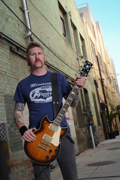 Former artist Bill Kelliher (Mastodon) with Yamaha SG1820 model Bill Kelliher, Sg Guitar, Yamaha Guitar, Artists And Models, Vintage Stuff, Past And Present, Sanders, My Passion, Electric Guitar