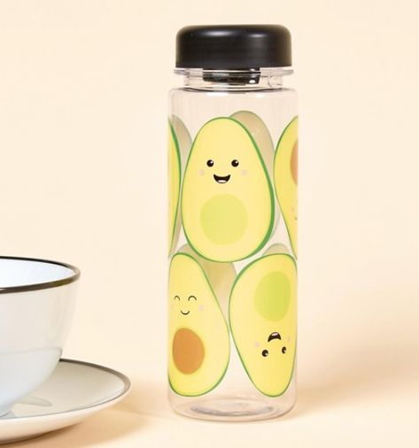 A precious avocado water bottle to encourage you to stay hydrated, and maybe grab some guacamole later. Avocado Things, Avocado Drink, Avocado Gifts, Blackberry Smoothie, Trendy Water Bottles, Cute Avocado, Botol Air, Cute Water Bottles, Cute School Supplies