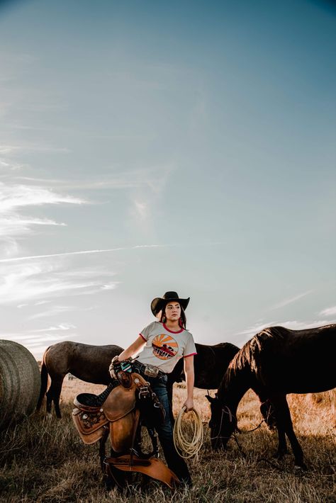 Senior Horse Photography, Cowgirl Senior Pictures, Horse Photoshoot Ideas, Western Photo Shoots, Cowgirl Photography, Horse Senior Pictures, Senior Year Pictures, Cute Senior Pictures, Horse Photography Poses