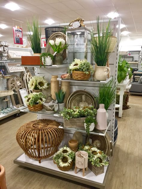 Instore Display Visual Merchandising, Visual Merchandising Home Decor, Anthropologie Merchandising Displays, Homeware Display Visual Merchandising, Supermarket Display Visual Merchandising, Tj Maxx Decor, Booth Display Ideas Diy, Gift Shop Displays, Store Shelves Design