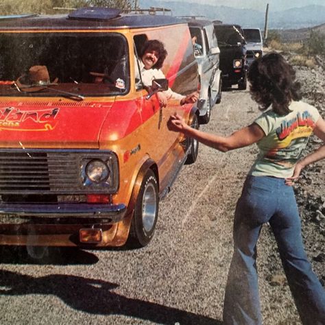 The Hitchhiking Craze: When Women Thumbed a Ride - Flashbak 70s Bohemian Aesthetic, 70s Core, Summer Sisters, 1970s Aesthetic, 2000 Aesthetic, Disco Aesthetic, 60s Aesthetic, Hippie Aesthetic, Desired Reality