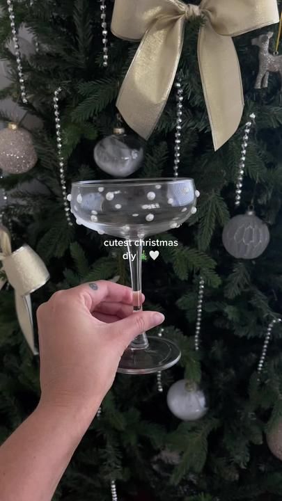 Pearl Martini Glasses, Pearl Wedding Glasses, Pearl Crafts Decor Diy Projects, Diy Martini Glasses, Diy Pearl Champagne Glasses, Pearl Christmas Decor, Pearl Wine Glasses, Pearl Champagne Glasses, Pearls And Persecco