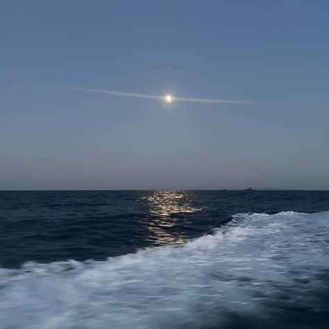 Moonlight Beach, Ocean At Night, Profile Pictures Instagram, Ocean Vibes, Water Element, Aesthetic Photography Nature, August 10, Ocean Breeze, Aesthetic Images