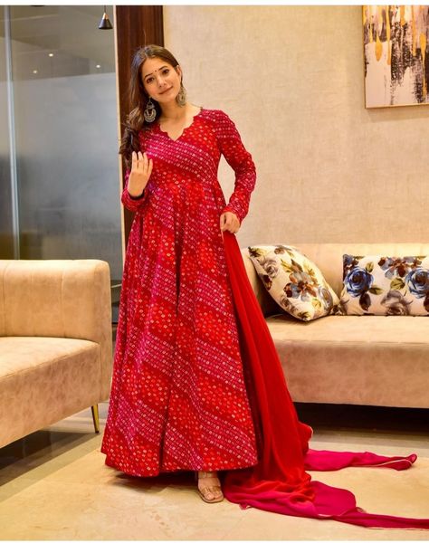 Bandhani Dress Pattern, Gown Kurti, Kurti With Dupatta, Long Anarkali Gown, Indowestern Gowns, Dupatta Dress, Kurta Top, Bandhani Dress, Long Anarkali