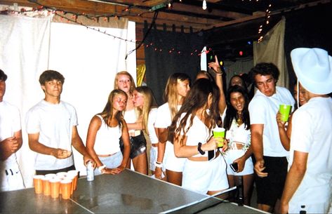 highschool party fun aesthetic theme 2000s Highschool Aesthetic, Highschool Party Ideas, College Life Aesthetic Party, 90s House Party Aesthetic, Chill Party Aesthetic, Party Theme Ideas For Teenagers, Party Aesthetic Teenage, Highschool Party Aesthetic, Project X Party Aesthetic