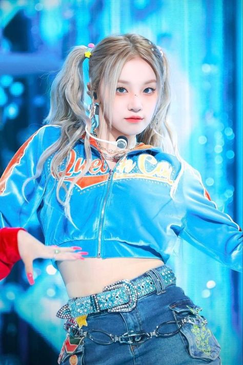 Gidle Queencard, Yuqi Gidle, Korean Pop Stars, G-idle Yuqi, Batman Fan Art, Lee Young, Feeling Blue, Pose Reference Photo, Korean Pop