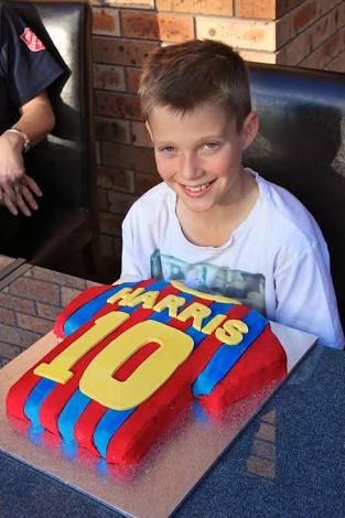 Jersey Cake Football, Jersey Cake Ideas, Football Jersey Cake, Hockey Birthday Parties, Soccer Birthday Cakes, Jersey Cake, Hockey Birthday, Soccer Kids, Soccer Birthday Parties