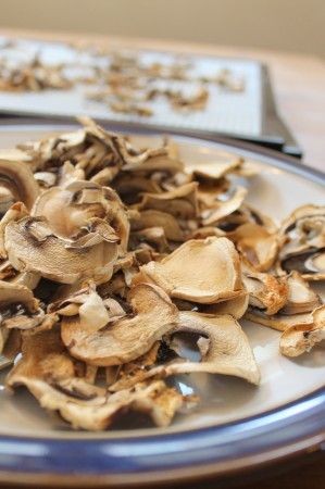 Fast Delicious Mushroom Chips Seasoned with Lemon and Garlic – Made in the Dehydrator | Health, Home, & Happiness Baked Chips Recipe, School Lunch Snacks, Mushroom Chips, Oven Baked Chips, Dried Kiwi, Raw Dessert Recipes, Homemade Chips, Food Dehydrator, Veggie Chips