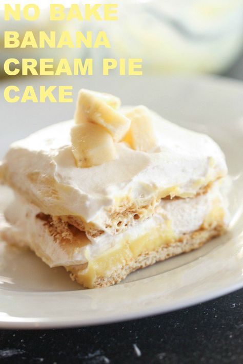 No Bake Banana Cream Pie Cake | Six Sisters' Stuff I am a huge banana cream fan. If it has the words banana cream in front of it, I know I'm going to like it. It's just light and fluffy and full of flavor. This No Bake Banana Cream Pie Cake, will not disappoint. It's quick, delicious, and so easy to make. #nobake #bananacreampie Banana Cream Pie Cake, No Bake Banana Cream Pie, Puding Pisang, Pie Cake Recipe, No Bake Eclair Cake, Mousse Desserts, Bake Banana, Banana Pie, Eclair Cake