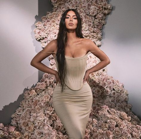 Kkw Fragrance, Jeff Leatham, Kardashian Show, Estilo Kardashian, Kim Kardashian Dresses, Kim Kardashian Outfits, Kardashian Outfit, Kardashian Photos, Kim Kardashian Style