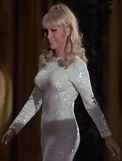 Barbara Eden https://www.facebook.com/DoYouRemember/photos/a.354157741312964/2823960497665997/?type=3&theater I Dream Of Genie, Sister Poses, Barbara Eden, I Dream Of Jeannie, Dream Of Jeannie, Hollywood Legends, Curvy Women Jeans, Famous Women, Celebrities Female