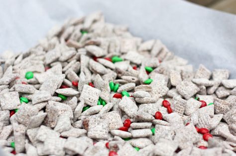 Holiday Protein Muddy Buddies Christmas Puppy Chow, Best Puppy Chow Recipe, Reindeer Chow Recipe, Holiday Dessert Recipes Easy, Puppy Chow Christmas, Reindeer Chow, Muddy Buddies Recipe, Muddy Buddy, Puppy Chow Recipes