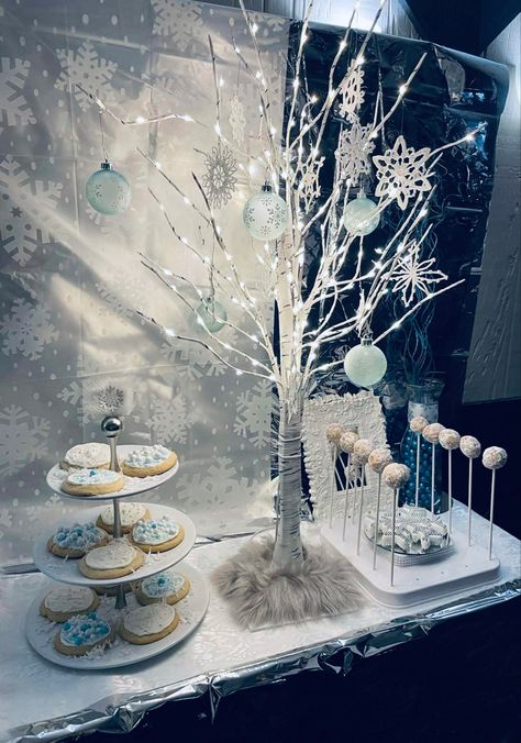 Ice Theme Quinceanera, Snow Sweet 16 Party Ideas, Snowball Birthday Party Ideas, Winter Wonderland Themed Sweet 16, Snowball Birthday Party, Winter Theme Dessert Table, Winter Party Tablescape, Frozen Prom Theme, Iridescent Winter Wonderland Party