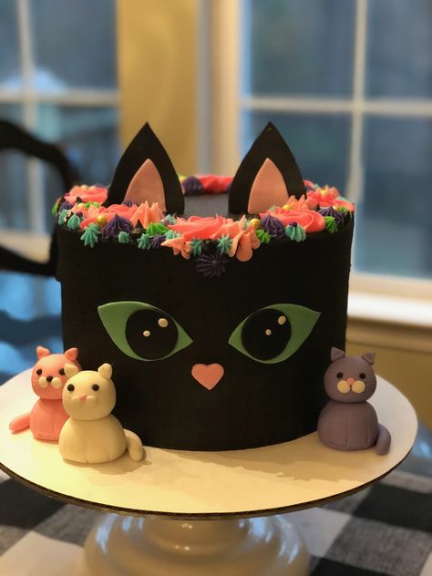 Black cat cake Black Cat Dessert Ideas, Halloween Cat Cake Ideas, Black Cat Cake Ideas, Black Cat Dessert, Chocolate Cat Cake, Black Cat Themed Birthday Party, Cat Themed Cakes, Cat Cake Ideas Birthday, Black Cat Birthday Party