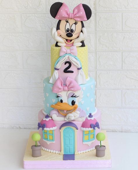 Daisy And Minnie Cake, Minnie And Daisy Birthday Cake, Minnie Y Daisy, Minnie Boutique, Birthday Party Paper Decorations, Pata Daisy, Minnie Cupcakes, Mickey And Minnie Cake, Figure Cake