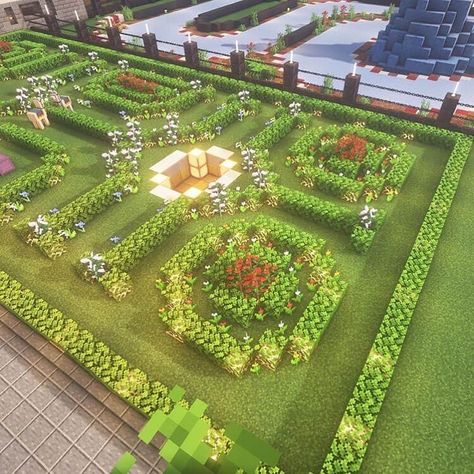 Garden In Minecraft Ideas, Graden Idea Minecraft, Garden Inspo Minecraft, Love Garden Minecraft, Garden Minecraft Aesthetic, Minecraft Garden Maze, Minecraft Large House Blueprints, Rose Garden Minecraft, Front Yard Minecraft Ideas