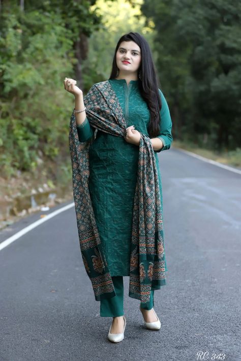 Simple Pakistani Dresses Party Wear, Ladies Suits Indian, Fashion Show Dresses, Latest Model Blouse Designs, Beautiful Casual Dresses, Simple Kurta Designs, Casual Indian Fashion, Simple Kurti Designs, Desi Fashion Casual