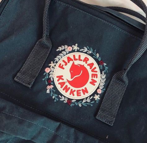 Embroidered Fjallraven Kanken, Fjallraven Kanken Embroidered, Kanken Embroidery, Mochila Fjallraven Kanken, Backpack Tutorial, Backpack Art, Fjällräven Kånken, Embroidered Backpack, Diy Embroidery Designs