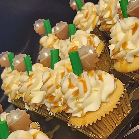 Trina Mitchell - Caramel frappe cupcakes with a shot of coffee Frappe Cupcakes, Caramel Frappe, Coffee Cupcakes, Cupcake Designs, Starbucks Drinks, Frappe, Cupcake Recipes, Sweet Treats, Caramel