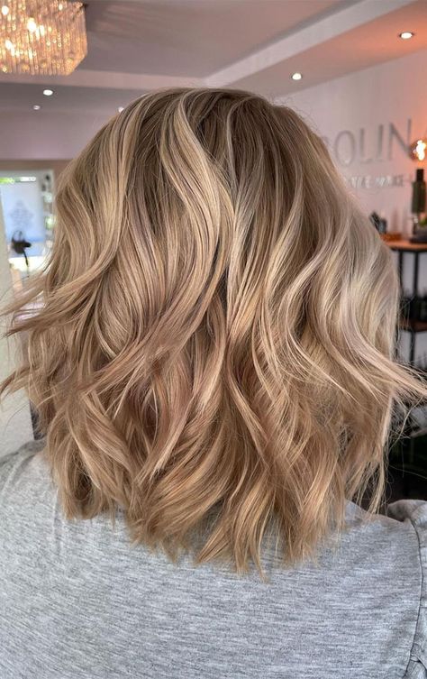 Mid Length Golden Blonde Hair, Golden Blonde Lob Hair, Soft Beige Hair Colour, Fall Golden Blonde Hair Color, Warm Honey Blonde Short Hair, Golden Honey Blonde Balayage On Dark Hair, Honey Beige Blonde Hair Balayage, Golden Blonde Balayage Short Hair, Fall Honey Blonde Hair Color