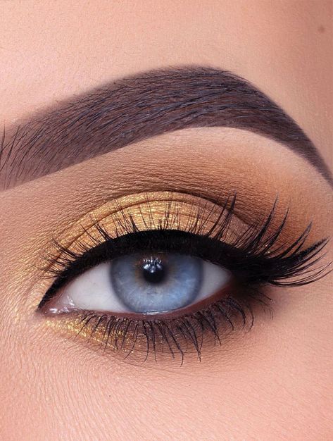 27. Beautiful Yellow Gold Eye shadow Look Add a sparkly to your look with eye makeup like this! Here we have a yellow gold... Gold Eye Shadow Look, Gold Eye Shadow, Yellow Eye Makeup, Evening Eye Makeup, Eye Makeup Images, Gold Makeup Looks, Pretty Eye Makeup, Wedding Eye Makeup, Yellow Makeup