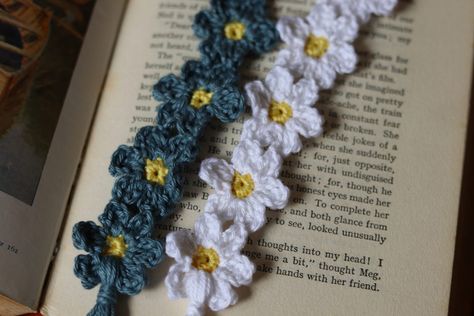 Crochet Bookmark Tutorial, Daisy Bookmark, Bookmark Crochet Pattern, Easy Crochet Bookmarks, Bookmark Tutorial, Valentine Day Video, Bookmark Crochet, Crochet Bookmark Pattern, Crochet Bookmark