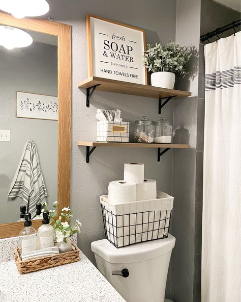 Toilet Room Decor, Bathroom Shelf Decor, Restroom Decor, Bathroom Decor Apartment, Rustic Bathroom Decor, Bathroom Design Decor, Small Apartment Decorating, Bathroom Inspiration Decor, Home Decor Living Room