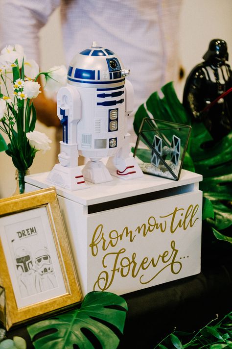 Star Wars Card Box Wedding, Star Wars Wedding Guest Book, Star Wars Centerpiece Wedding, Star Wars Guest Book, Star Wars Wedding Decorations, Star Wars Wedding Ideas, Star Wars Wedding Ring, Star Wars Themed Wedding, Wedding Welcome Table