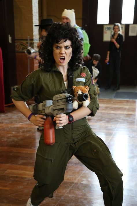 Because no Ripley costume is complete WITHOUT KITTY. Oz Comic-Con 2014 - Melbourne cosplay - Ripley (Aliens) Alien Movie Costume, Alien Cosplay, Alien Halloween, Movie Halloween Costume, Comic Con Costumes, Easy Cosplay, Classic Halloween Costumes, Alien Costume, Aliens Movie