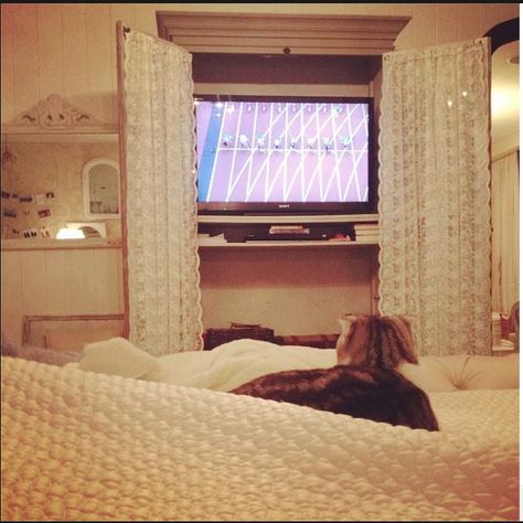 Taylor Swift's Bedroom love the entertainment center with lace Meredith Swift, Taylor Swift Home, Taylor Swift House, Taylor Swift Cat, Olivia Benson, All About Taylor Swift, Meredith Grey, The Olympics, Taylor Swift Pictures