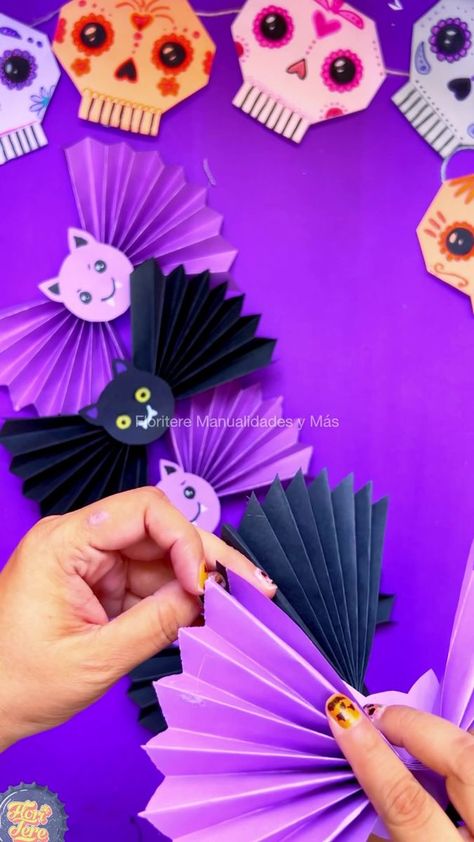 🎃Guirnalda de Murciélagos 🦇 Decoración para Halloween SÚPER FÁCIL #halloween #floritere #manualidades #diy #crafts #decoracion | By Floritere Manualidades y Más | Facebook Diy Spooky Decor, Casa Halloween, Adornos Halloween, Cd Art, Manualidades Diy, Fun Easy Crafts, Spooky Decor, Edgar Allan, Halloween Deco