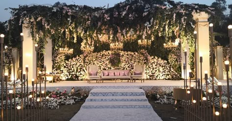 Walima Stage Decoration Pakistan, Outdoor Pakistani Wedding, Wedding Bg, Pakistani Wedding Decor, Engagement Stage Decoration, Stage Wedding, Reception Stage, Reception Stage Decor, Wedding Setup