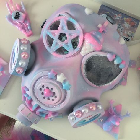 🧁Cupcake🧁 on Instagram: “Decoed my gas mask 💜💖💙💣 #KawaiiGasMask #DecoGasMask #pinkGasMask #pastelGoth” Creepy Cute Fashion, Pastel Punk, Pastel Goth Outfits, Pretty Knives, Pastel Goth Fashion, Kawaii Goth, Yami Kawaii, Lady Dress, Kawaii Accessories