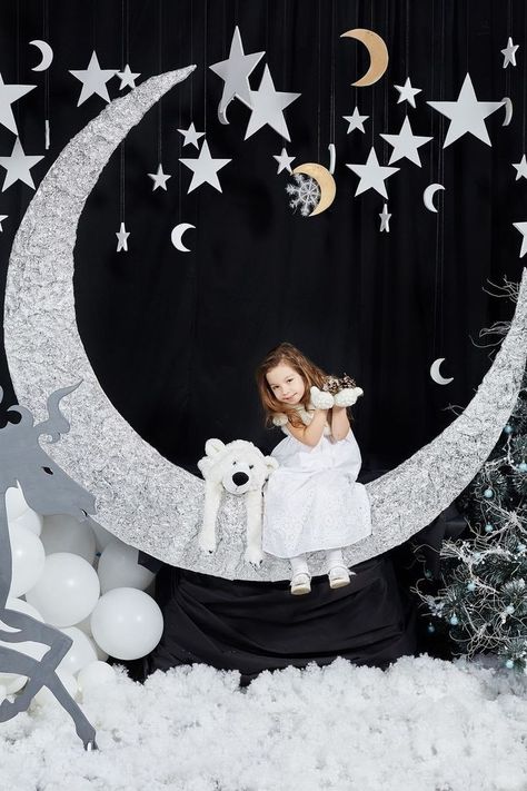 Sitting On The Moon, Christmas Photo Booth, Moon Baby Shower, Foto Tips, Christmas Backdrops, Christmas Photography, Christmas Photoshoot, Photo Booth Backdrop, Stage Decorations