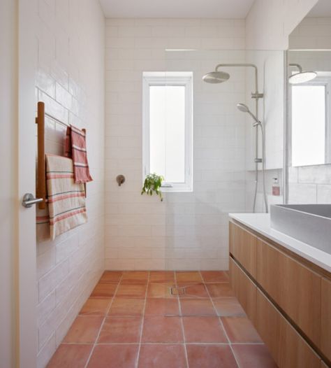 Terracotta floor tiles |Earthy tones and 70's vibes: Find terracotta bathroom inspo Bathroom Terracotta Floor, Terracotta Bathroom Floor, Terracotta Tiles Bathroom, Terra Cotta Floors, Large White Tiles, Terracotta Bathroom, White Shower Tile, Ideas Baños, White Bathroom Tiles