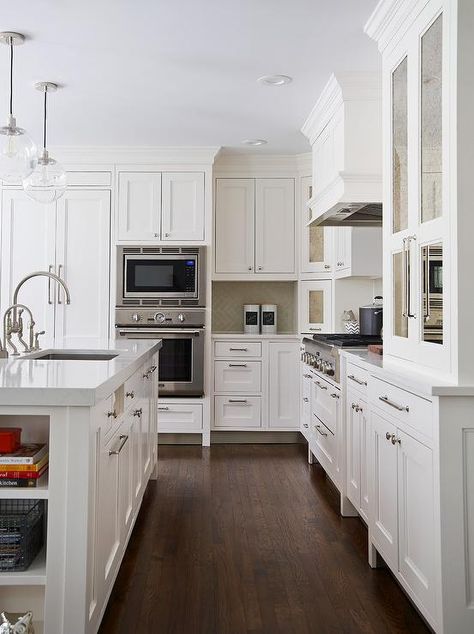 Kitchen Countertops White Cabinets, Dark Brown Wood Floors, Dark Kitchen Floors, Architecture Residence, Colonial Kitchen, Dark Wood Kitchens, White Shaker Kitchen, Kitchen New York, Wood Floor Kitchen