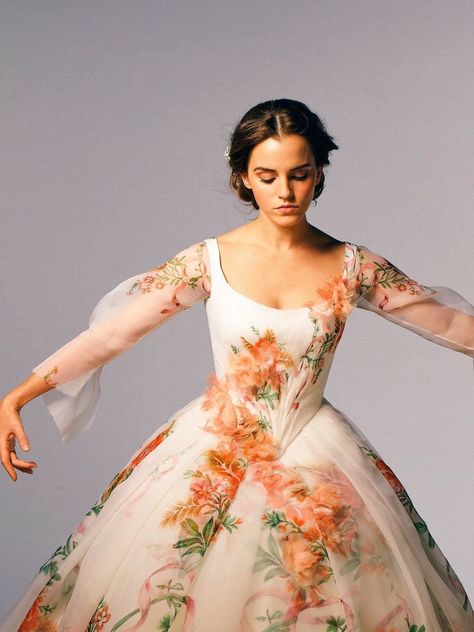 emma watson is a princess living among us Belle Wedding Dresses, Gaun Abad Pertengahan, Emma Watson Belle, Beauty And The Beast Movie, Hermione Granger, Emma Watson, Hermione, Fancy Dresses, Purple Dress