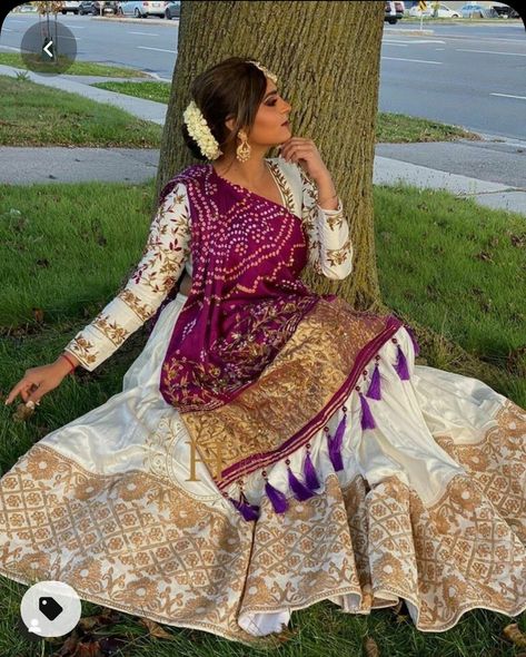 Blouse Designs Lehenga Choli, Lehenga Choli Blouse Designs, Bridal Lehenga Traditional, Bandhni Lehenga, Blouse Designs Lehenga, Lehenga For Mehndi, Chaniya Choli Designs Weddings, Garba Dresses, Traditional Lehenga