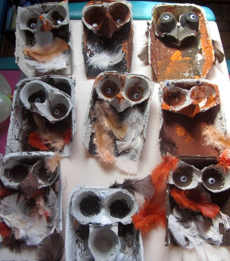 art and soul preschool: Bird Project. Owls using egg cartons, paint, and feathers. Reusing project for earth day. October Preschool, Fall Classroom, Recycled Art Projects, Egg Cartons, Egg Carton Crafts, Folding Origami, 3d Figures, Classroom Art, Owl Crafts