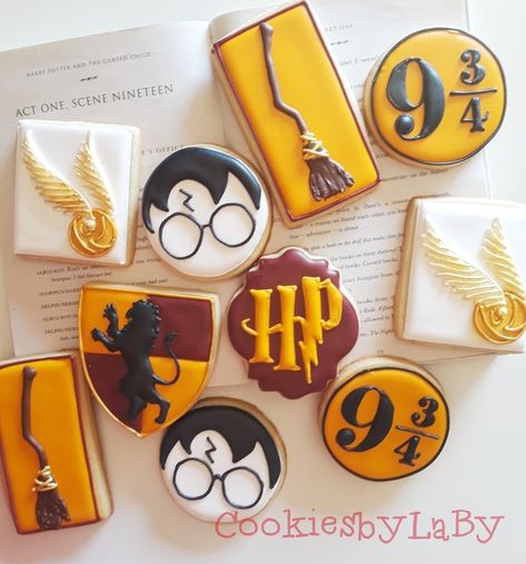 Harry Potter Birthday Cookies Royal Icing, Hp Cakes, Harry Potter Cookies, Harry Potter Lightning Bolt, Christmas Cookie Frosting, Royal Icing Templates, Cookies Party, Harry Potter Bday, Horse Cookies