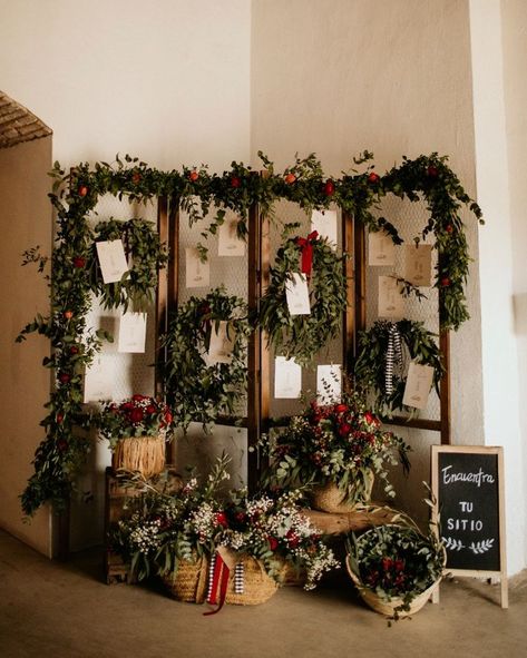 Boda en  Bonho by La Torre, Valencia. Fotógrafos de boda en Valencia - AM Producciones Christmas Aisle Decorations, December Bridal Shower Ideas, Wedding Sitting Plan, Simple Winter Wedding, Christmas Wedding Reception, Sitting Plan, Christmas Wedding Inspiration, Christmas Booth, Cozy Wedding