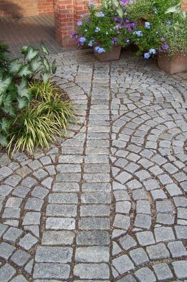 Love the design of this pathway.  Idea - make from found materials. Path Edging, Garden Interior, Walkways Paths, Brick Paving, Path Ideas, Garden Walkway, Gardening Techniques, Garden Path, Mosaic Garden