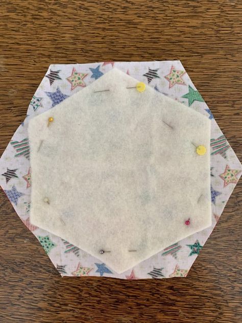 Hexagon Star Snowflake Trivet - susies-scraps.com Hexie Potholder Pattern, Folded Hexagon Stars, Epp Hexagon Coaster, Hexagon Hot Pad, Japanese Folded Patchwork Tutorials, Sew4home Projects Free Pattern, Quilted Trivet Pattern, Crafts With Chopsticks, Christmas Quilting Projects Free