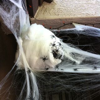 Spooky Spider Nest of Arachnophobic Delight! Spider Nest, Soirée Halloween, Halloween Spiders, Halloween Spider Decorations, Spider Decorations, Hallowen Ideas, Homemade Halloween Decorations, Spooky Spiders, Hallowen Costume