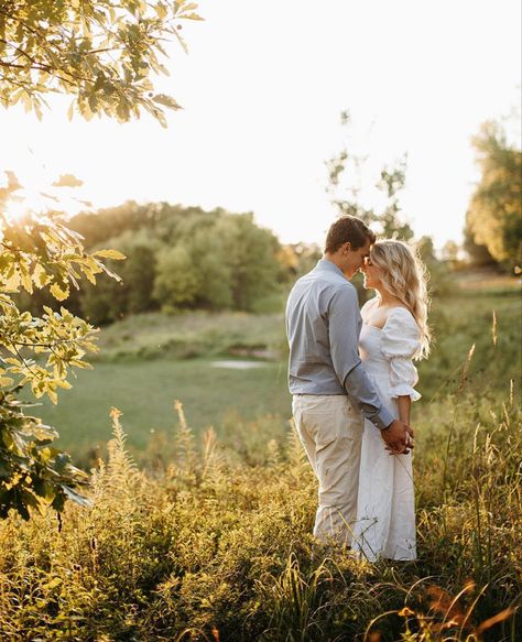 Wedding Photos Height Difference, Whimsical Engagement Photos, Spring Engagement Pictures, Wedding Fotos, Couples Pics, Engagement Picture Outfits, Fall Engagement Pictures, Cute Engagement Photos, Garden Engagement