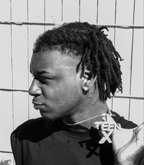 White Dreads, Juice Rapper, Underground Rappers, Y2k Background, Ken Carson, Dreads Styles, Black Inspiration, Simple Phone Wallpapers, Rap Aesthetic