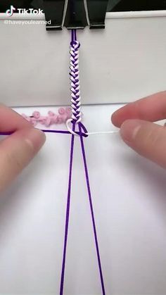 Simple Braided Bracelet, Three Strand Friendship Bracelet, Bracelet Patterns 3 Strings, Crafts With Embroidery Thread, Friendship Bands Diy Simple, Simple Bracelet Patterns Easy, Handmade Bracelets Ideas Thread, Knot Bracelet Patterns Easy, Friendship Band Making Ideas