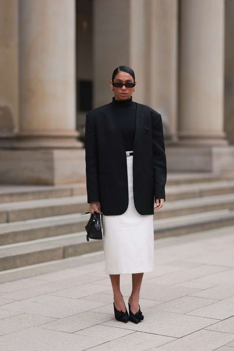 Yes, the Pencil Skirt Can Be a Fashion Item—Here's 13 Ways to Style It Style A Pencil Skirt, Long Pencil Skirt Outfits, Midi Pencil Skirt Outfit, Pencil Skirt Outfit, Long Straight Skirt, Maxi Pencil Skirt, Long Pencil Skirt, Pencil Skirt Outfits, Column Skirt