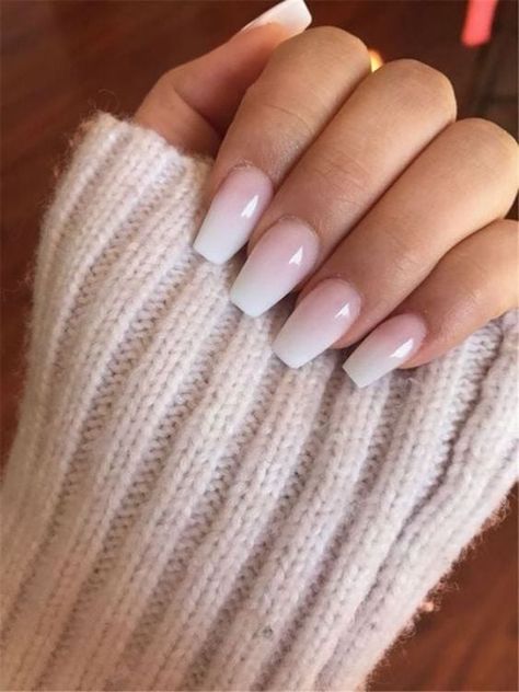 Ongles baby boomer : quelle est cette nouvelle tendance que l'on voit partout sur les réseaux sociaux ? French Fade Nails, Light Pink Nail Designs, Lakaran Fesyen, Unghie Sfumate, Video Makeup, Light Pink Nails, Nail Colors Winter, Ombre Acrylic Nails, Ombre Nail Designs